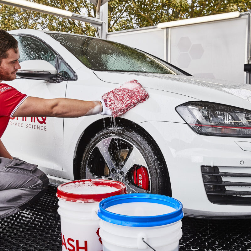 Wash Mitt, Detailer washing front wing, White VW GTI Polo